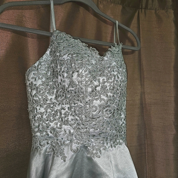 HOMECOMING DRESS - Picture 3 of 3